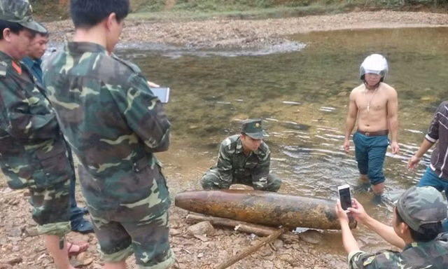 Một trong ba quả bom vừa được người dân phát hiện trên địa bàn huyện Tây Giang - Ảnh: H.Đ.