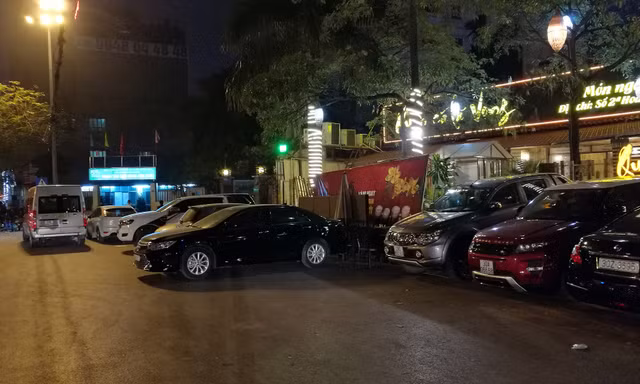 Tận thấy vỉa hè, lòng đường thành bãi xe cho... quán bia