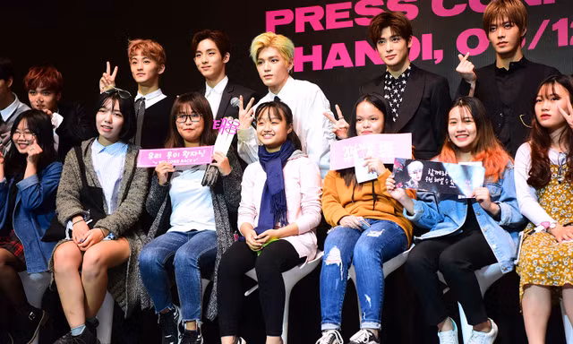 Fan Việt hò hét quá khích khi được gặp nhóm nhạc Hàn NCT 127 ở Hà Nội