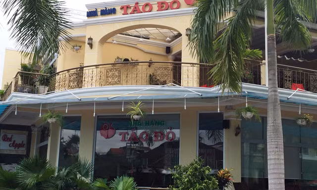 Nhà hàng Táo Đỏ (Huế) - nơi xảy ra vụ khách nhậu nổ súng bắn chủ nợ do mâu thuẫn nợ nần tiền bạc.