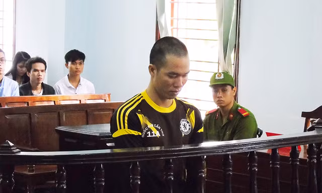 Bị cáo Nguyên trước vành móng ngựa (Ảnh: Kim Hà).