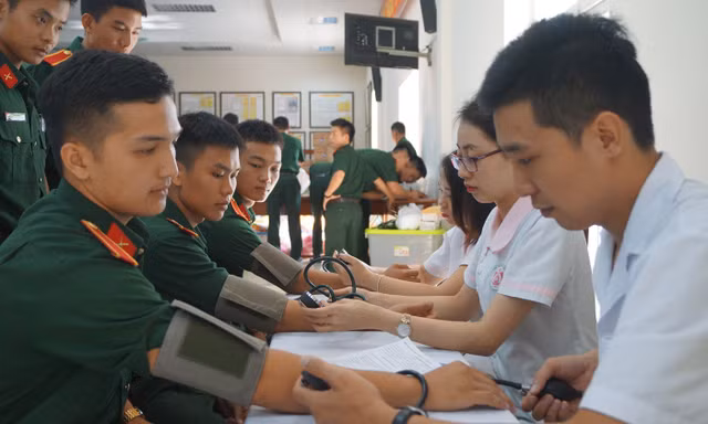 Đo huyết áp, làm xét nghiệm trước khi cho máu.