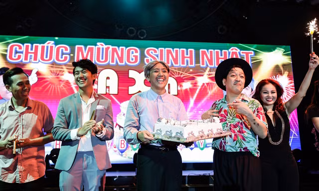 Trường Giang mang bánh mừng sinh nhật Trấn Thành trên sân khấu