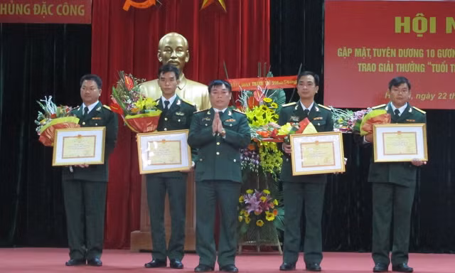 Đại diện lãnh đạo, chỉ huy Binh chủng Đặc công trao thưởng cho các tác giả có sáng kiến cải tiến kỹ thuật chất lượng tốt.