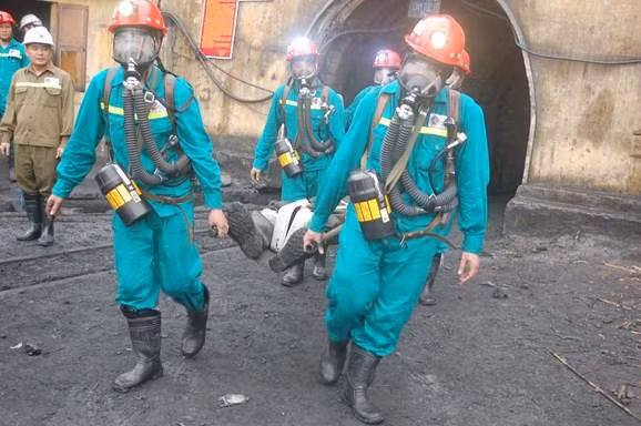 Bục túi nước hầm lò, hai công nhân thương vong
