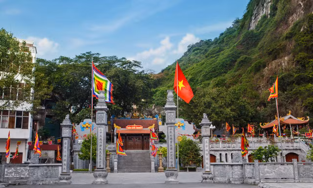 Hơn 200 tỷ đồng tôn tạo đền Đức Ông dưới chân núi Bài Thơ