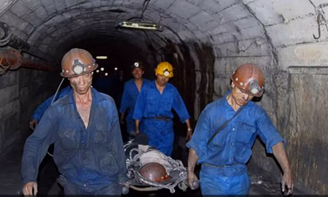 Một công nhân ngành than tử vong do nắp capô va vào người