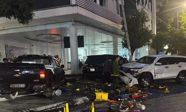 Hiện trường nát bươm vụ xe bán tải đâm nhiều ô tô, xe máy trên phố ở Móng Cái