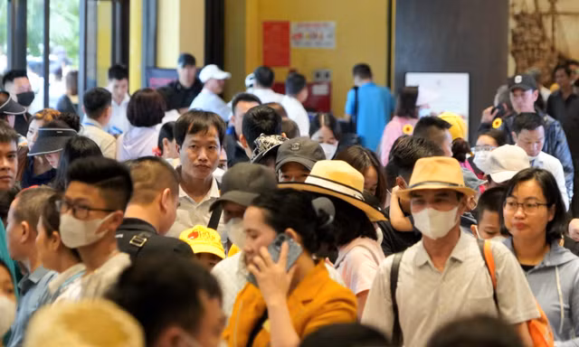 Nghẹt thở, chen chân mua vé du lịch vịnh Hạ Long