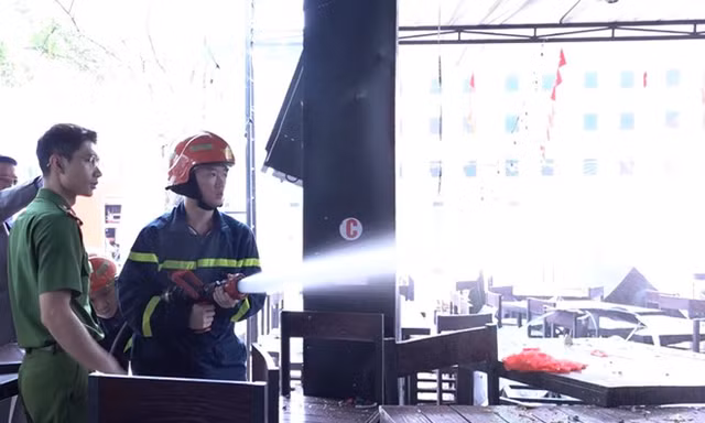 Nổ ống dẫn khí gas, khói đen bao trùm quán bia ở Cẩm Phả