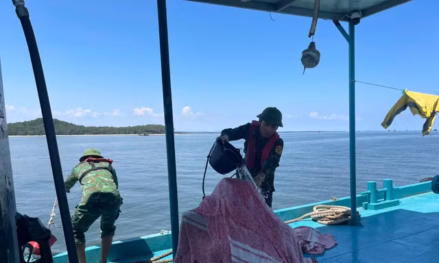 Cháy tàu bán xăng dầu ở Móng Cái, 3 người bị thương