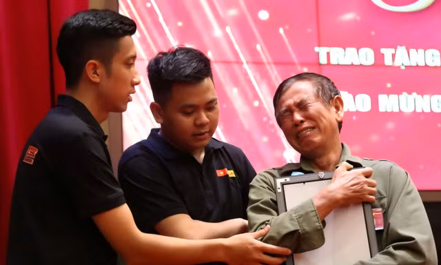 Thân nhân các liệt sĩ bật khóc khi nhận ảnh ‘Tô màu ký ức’