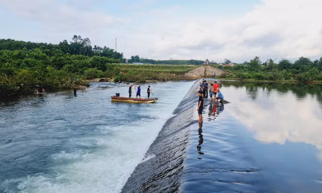 Vụ 7 học sinh bị lũ cuốn ở Quảng Ninh: Huy động hơn 1.000 người tìm kiếm nạn nhân mất tích