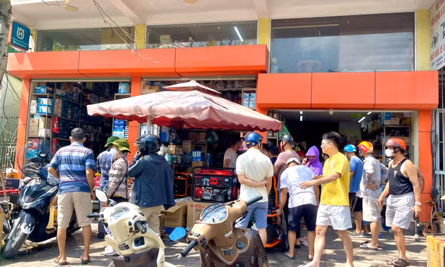 Quảng Ninh: Máy phát điện cháy hàng, quạt tích điện đội giá