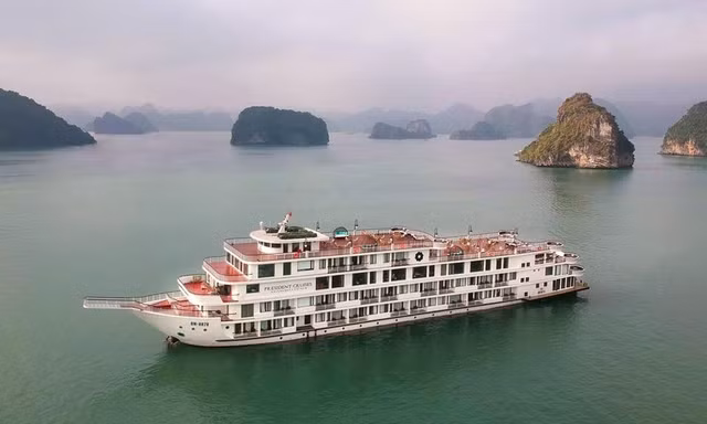 Quảng Ninh cách ly du thuyền 5 sao cùng 182 người trên vịnh Hạ Long