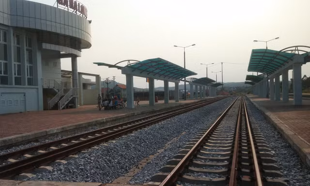 Anh D từ xã Tăng Tiến, huyện Việt Yên, Bắc Giang đi bộ theo đường tàu về đến ga Hạ Long lúc 13h30 ngày 7/6.