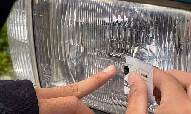 Cận cảnh người dân tranh thủ dán thẻ ETC trước giờ 'G'