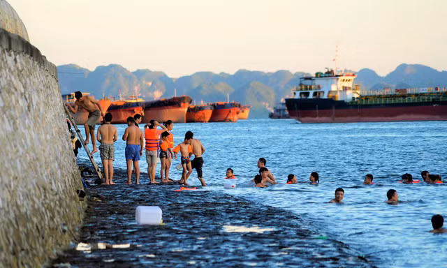 Bất chấp nguy hiểm, nhiều người ở Hạ Long vẫn 'tắm chui'