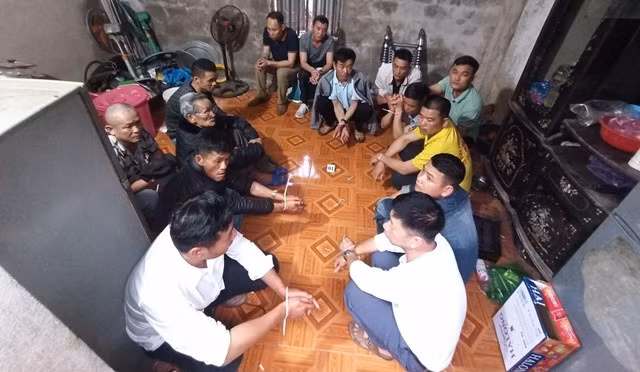 Cụ ông 85 tuổi 'sát phạt' cùng con bạc có bệnh lý tâm thần