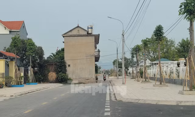 Kỳ lạ ngôi nhà 'mọc' giữa đường ở Quảng Ninh