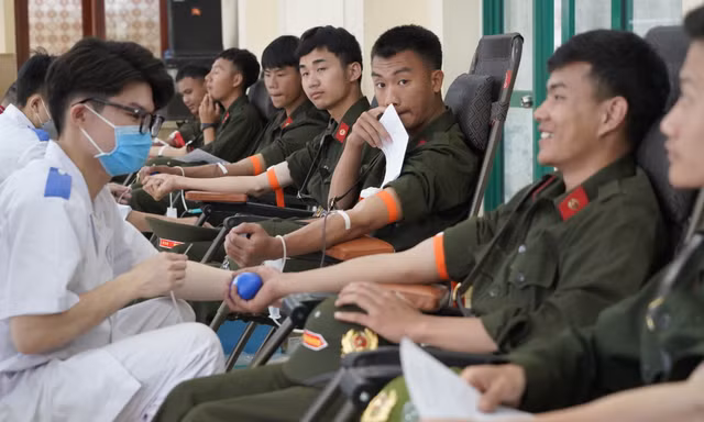 Hàng trăm chiến sĩ Cảnh sát Cơ động hiến máu cứu người
