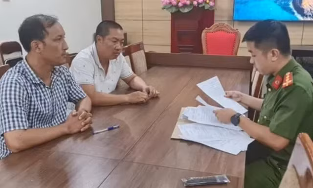 Khởi tố hai tài xế xe ‘dù’ dàn hàng ngang chèn ép taxi đón khách