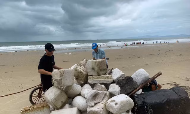 Rác thải vây kín hơn 7km bờ biển ở Cô Tô