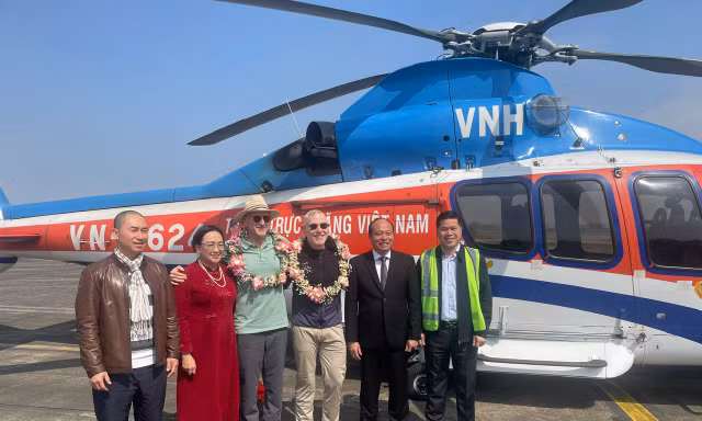 2 vị khách thăm vịnh Hạ Long bằng 'tour đặc biệt'