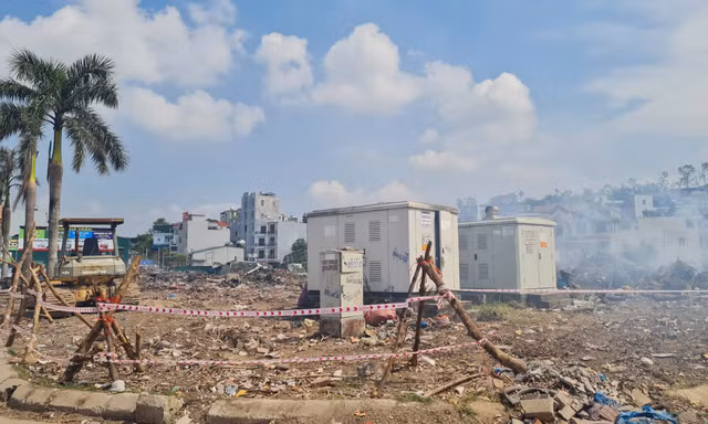 Thu dọn bãi rác 'khủng’ giữa trung tâm Hạ Long sau phản ánh của Tiền Phong