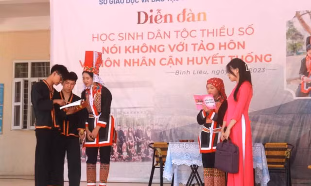 Học sinh dân tộc thiểu số tham gia diễn đàn bình đẳng giới