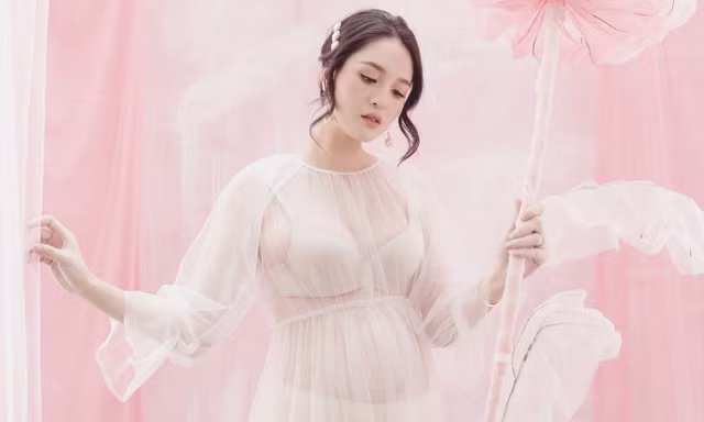 Á hậu Hoàng Anh mặc váy xuyên thấu khoe bụng bầu 8 tháng