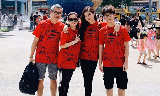 Á hậu Huyền My lại gây sốt khi khoe em ruột điển trai như tài tử Hàn Quốc 