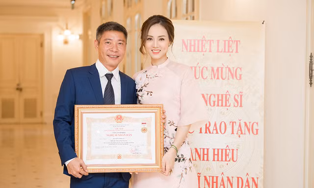 Bạn gái mặc áo dài xinh đẹp tới chúc mừng Công Lý nhận danh hiệu NSND 