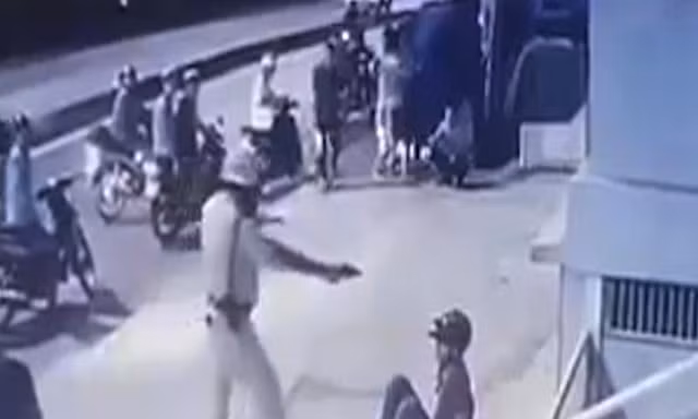 CSGT chĩa vật giống súng vào nam thanh niên. Ảnh: Cắt từ clip.