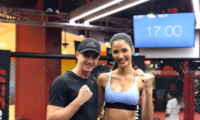 Hoàng Thuỳ khoe vòng eo gợi cảm, tích cực tập luyện cho Miss Universe 2019