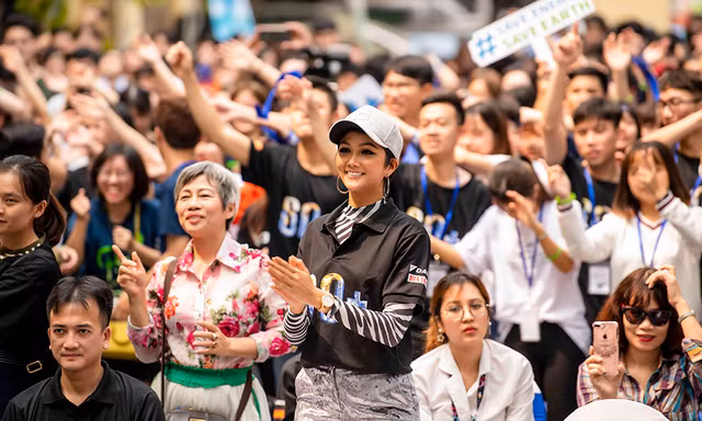 H'Hen Niê gây 'náo loạn' khi tham dự Giờ Trái đất 2019 ở Hà Nội