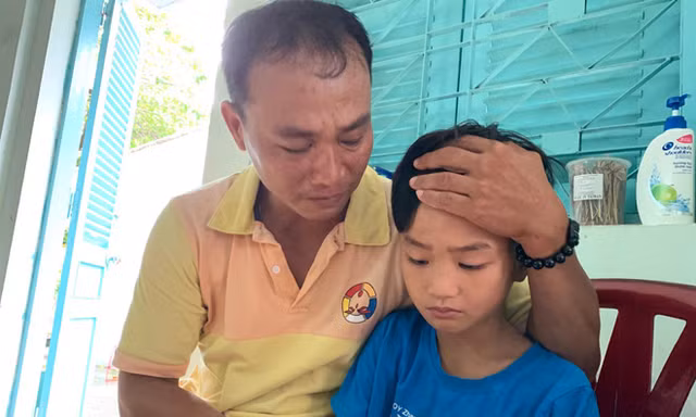 Anh Lộc vỡ òa trong hạnh phúc khi tìm được con trai sau 4 tháng.