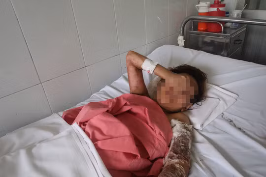 Chị Nguyễn Thị H. liên tục lau nước mắt khi kể về cuộc đời bất hạnh của mình.