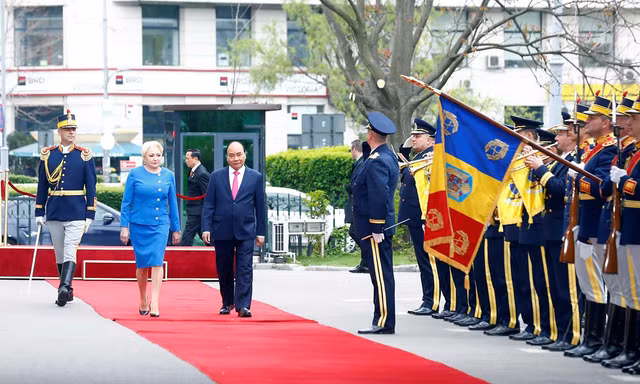 Thủ tướng Nguyễn Xuân Phúc và Thủ tướng Romania Viorica Dancila duyệt đội danh dự. (Ảnh: Thống Nhất/TTXVN).