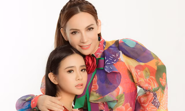 Phi Nhung và các con gái nuôi khoe sắc với áo dài