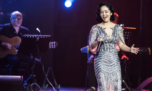 Mặc chồng cũ tái hôn, Hồng Nhung thăng hoa với nhạc Trịnh bên Quang Dũng