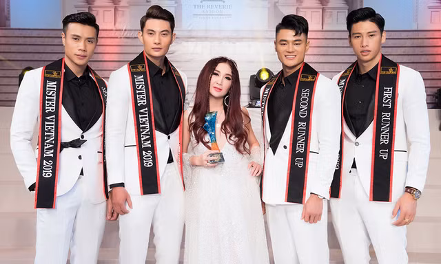 Ôn Bích Hà khoe vòng 1 gợi cảm ở Sài Gòn, sánh vai dàn trai đẹp Mister Vietnam
