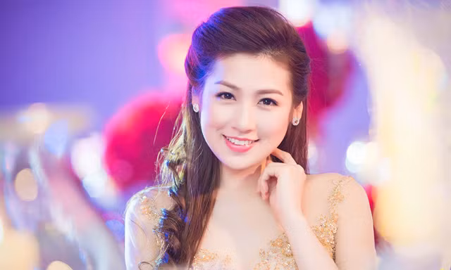 Á hậu Tú Anh tái xuất xinh đẹp làm MC sau 4 tháng sinh con đầu lòng