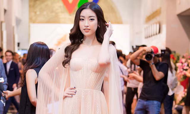 Hoa hậu Mỹ Linh tựa 'nữ thần gợi cảm' trên thảm đỏ VTV Awards 2019