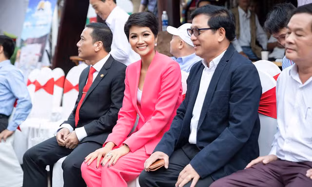 Không váy áo lộng lẫy, H'Hen Niê vẫn 'gây bão' ở Lễ hội cà phê 2019