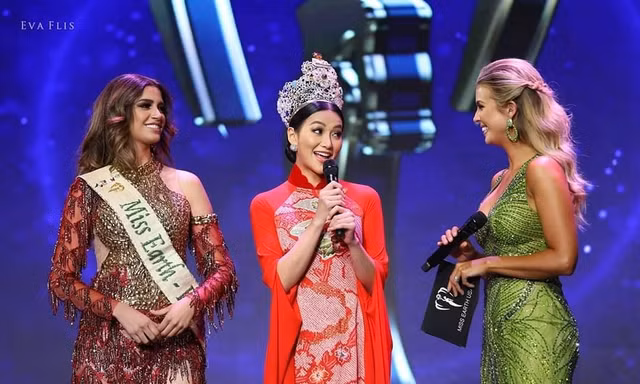 Hoa hậu Phương Khánh diện áo dài lộng lẫy dự đêm chung kết Hoa hậu Trái đất Mỹ 