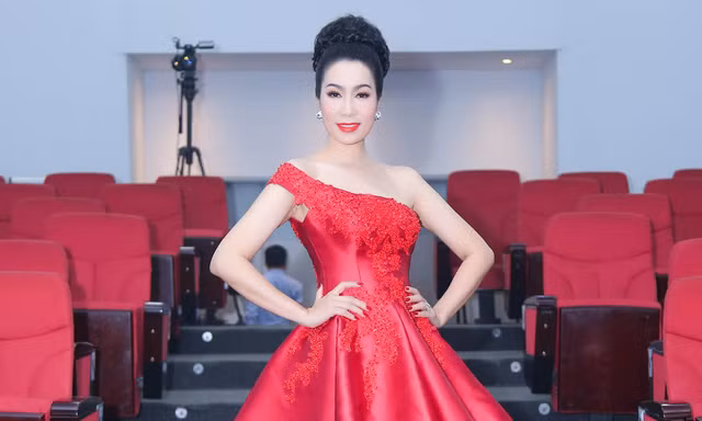 Á hậu Trịnh Kim Chi khoe vai trần gợi cảm, đẹp rực rỡ ở tuổi 48