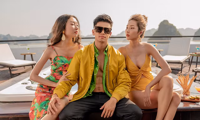 Trọng Hiếu khoe sáu múi bên dàn mẫu nóng bỏng trên du thuyền 5 sao