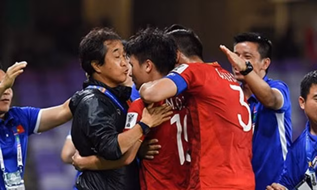 Hai đội bóng Đông Nam Á 'vượt ải' vòng bảng Asian Cup thế nào?