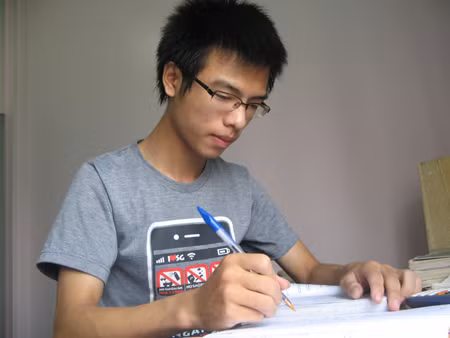 Xúc động cặp song sinh bán 3 tạ lạc đi thi